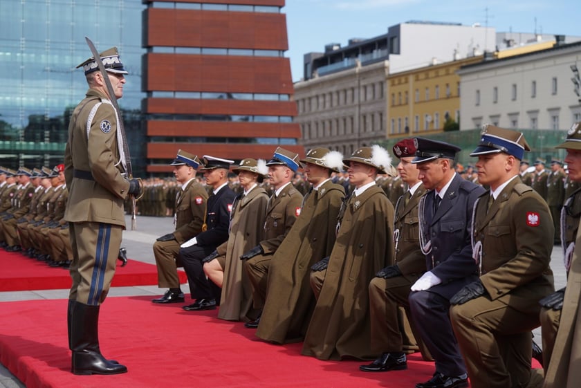 Promocja oficerska na placu Wolności we Wrocławiu