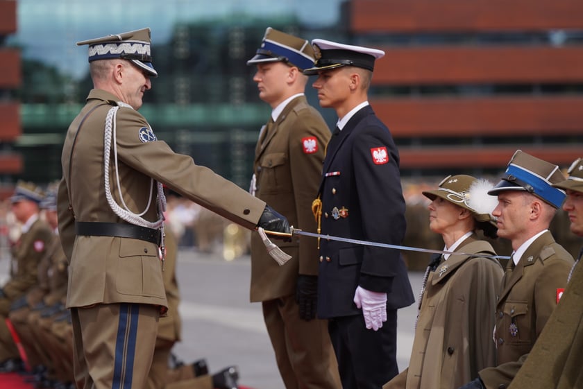 Promocja oficerska na placu Wolności we Wrocławiu