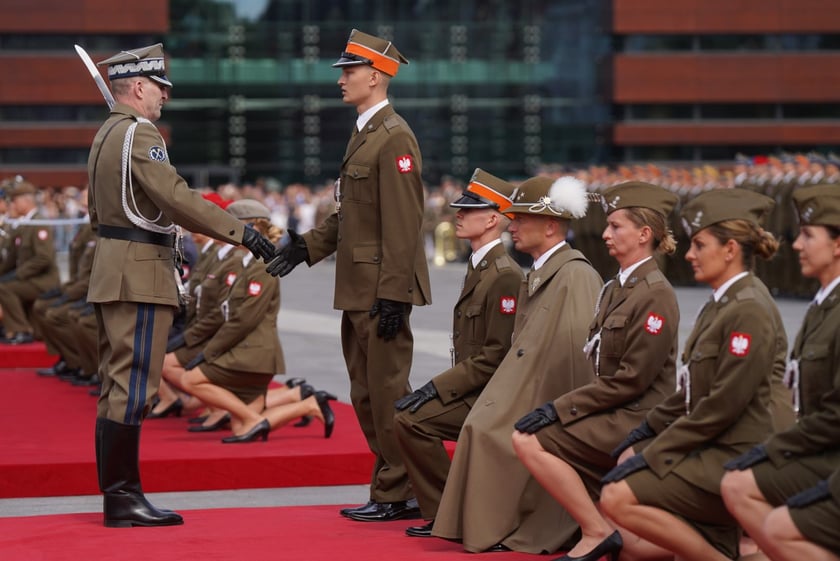 Promocja oficerska na placu Wolności we Wrocławiu