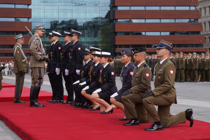 Promocja oficerska na placu Wolności we Wrocławiu