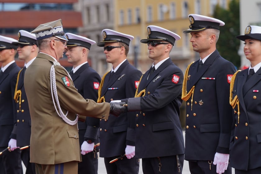 Promocja oficerska na placu Wolności we Wrocławiu