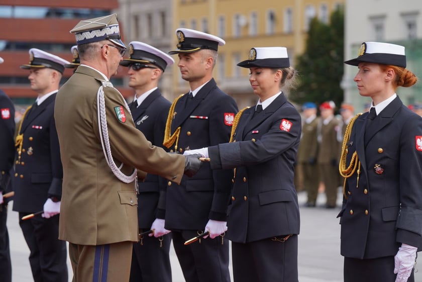 Promocja oficerska na placu Wolności we Wrocławiu