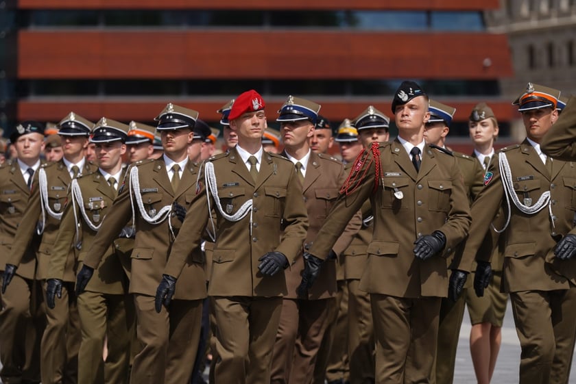 Promocja oficerska na placu Wolności we Wrocławiu
