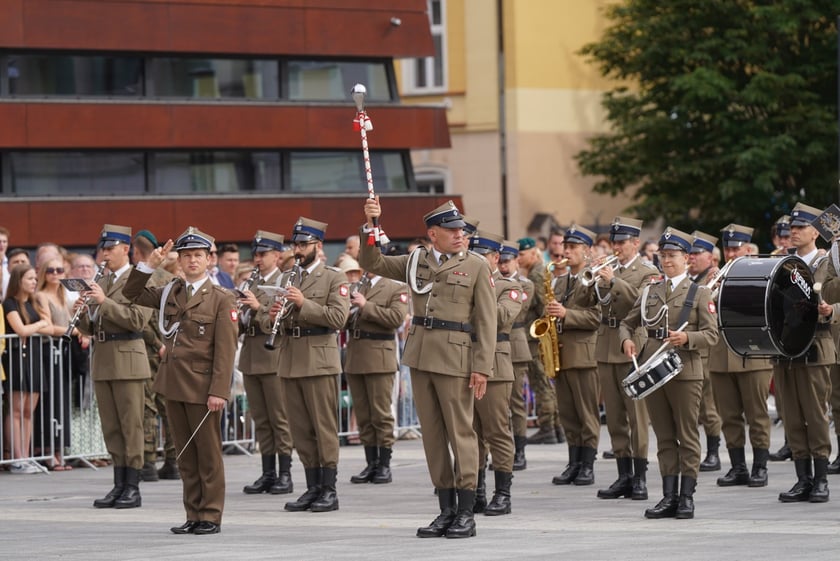 Promocja oficerska na placu Wolności we Wrocławiu