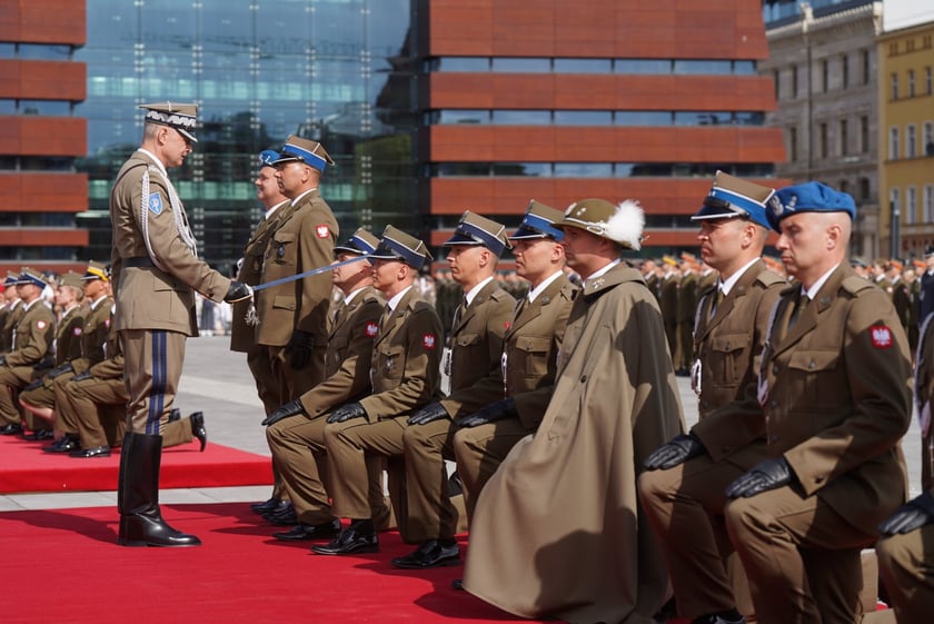 Promocja oficerska na placu Wolności we Wrocławiu