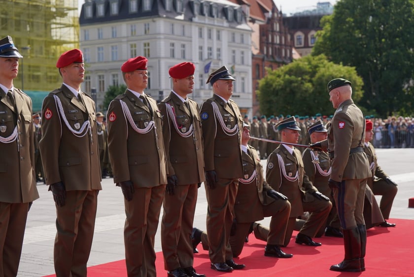 Promocja oficerska na placu Wolności we Wrocławiu