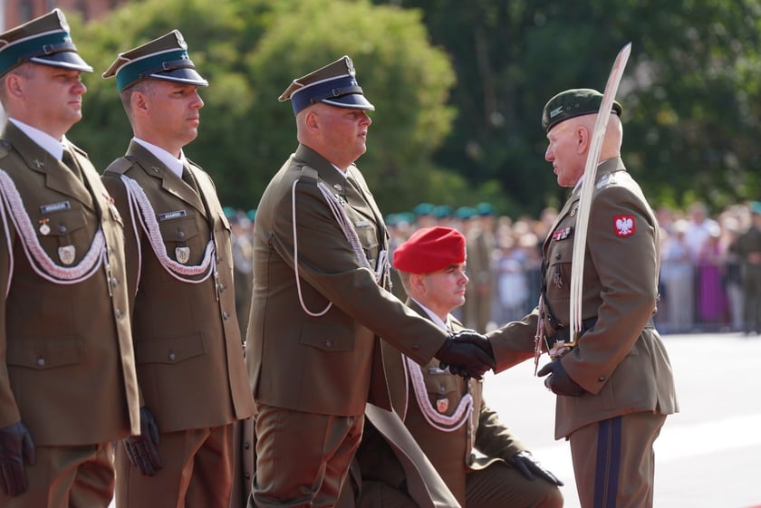Promocja oficerska na placu Wolności we Wrocławiu