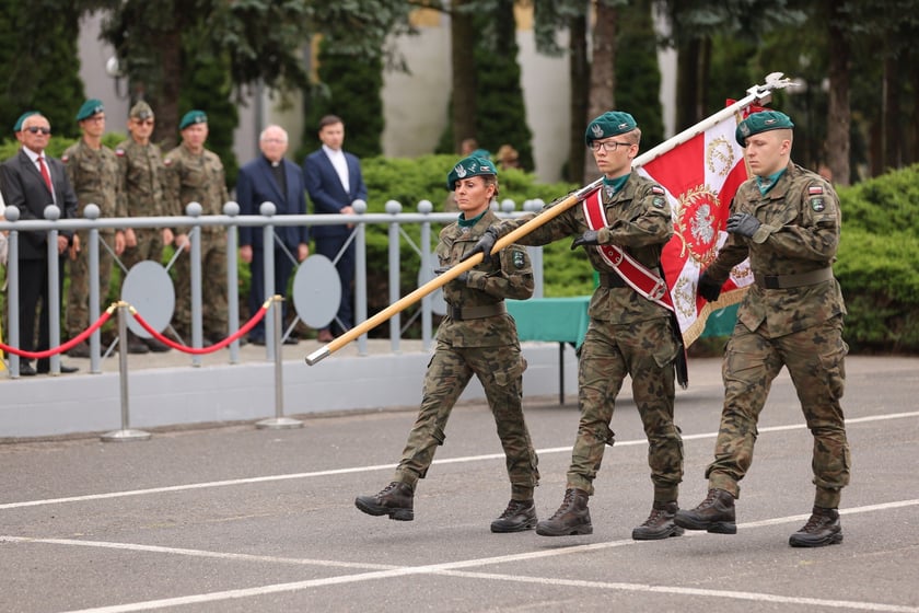 Przysięga w Akademii Wojsk Lądowych we Wrocławiu. Przysięgali uczestnicy kursu przeszkolenia kadr rezerwy: kapelani oraz psycholodzy