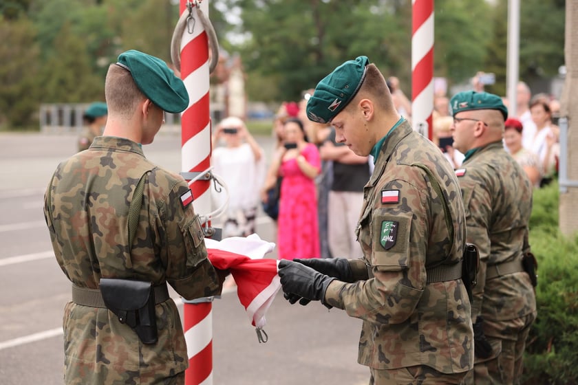 Przysięga w Akademii Wojsk Lądowych we Wrocławiu. Przysięgali uczestnicy kursu przeszkolenia kadr rezerwy: kapelani oraz psycholodzy