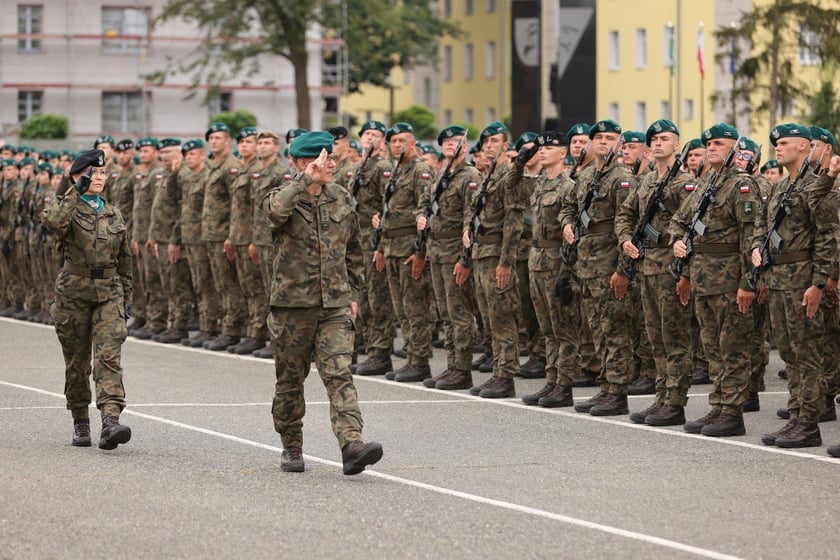 Przysięga w Akademii Wojsk Lądowych we Wrocławiu. Przysięgali uczestnicy kursu przeszkolenia kadr rezerwy: kapelani oraz psycholodzy