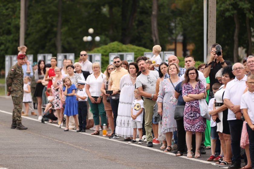 Przysięga w Akademii Wojsk Lądowych we Wrocławiu. Przysięgali uczestnicy kursu przeszkolenia kadr rezerwy: kapelani oraz psycholodzy