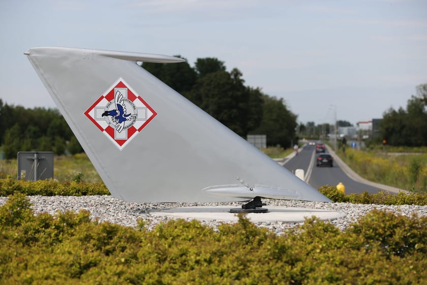 Rondo 11 Pułku Lotnictwa Myśliwskiego na Muchoborze Wielkim. W jego centralnej części jest statecznik pionowy samolotu MIG 21, który obraca się zgodnie z kierunkiem wiatru