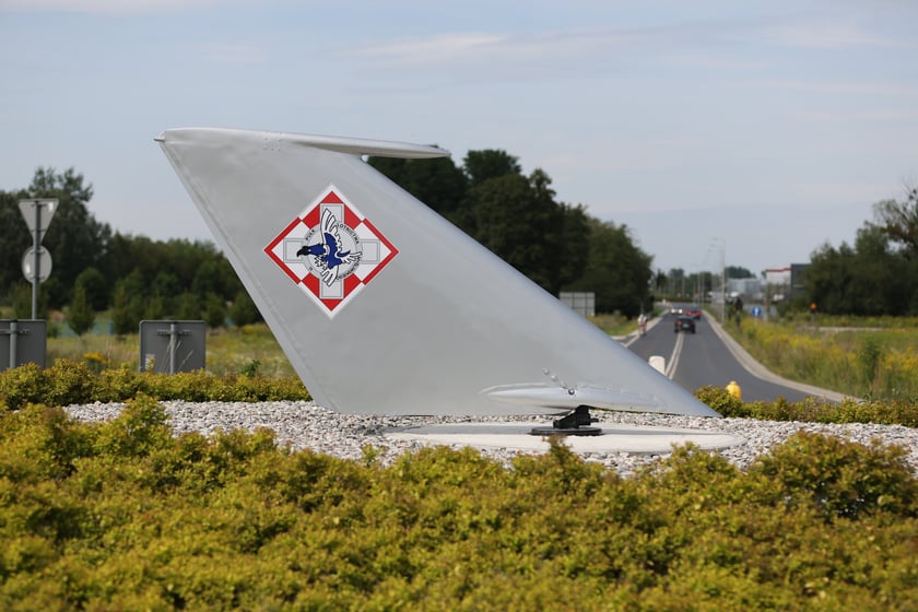 Rondo 11 Pułku Lotnictwa Myśliwskiego na Muchoborze Wielkim. W jego centralnej części jest statecznik pionowy samolotu MIG 21, który obraca się zgodnie z kierunkiem wiatru