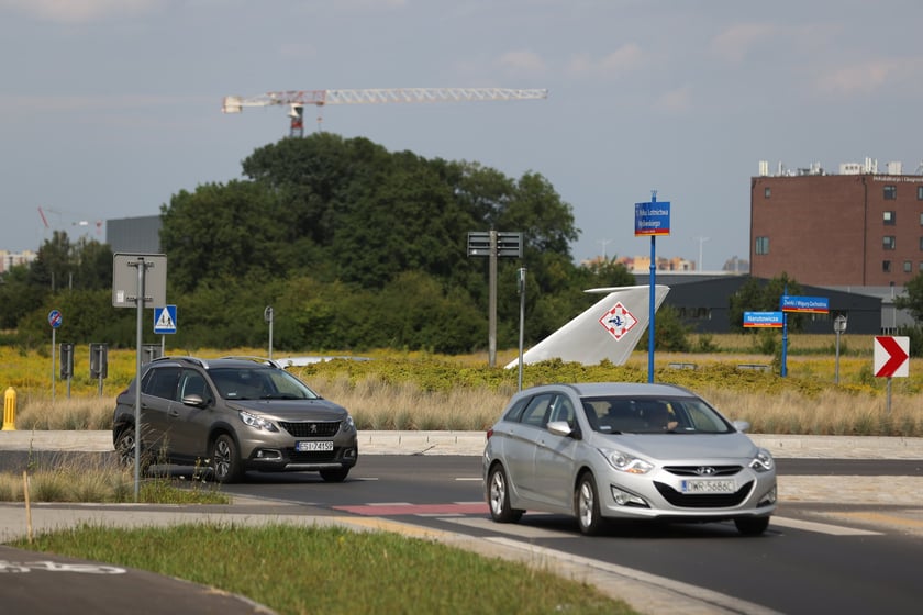 Rondo 11 Pułku Lotnictwa Myśliwskiego na Muchoborze Wielkim. W jego centralnej części jest statecznik pionowy samolotu MIG 21, który obraca się zgodnie z kierunkiem wiatru