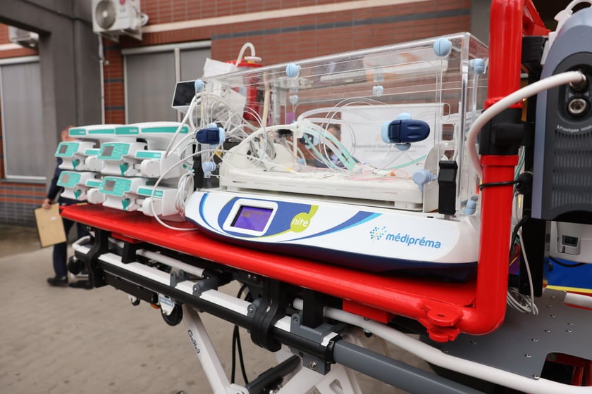 Wojewódzki Szpital Specjalistyczny im. J. Gromkowskiego uruchamia nową karetkę neonatologiczną
