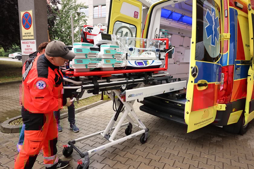 Wojewódzki Szpital Specjalistyczny im. J. Gromkowskiego uruchamia nową karetkę neonatologiczną