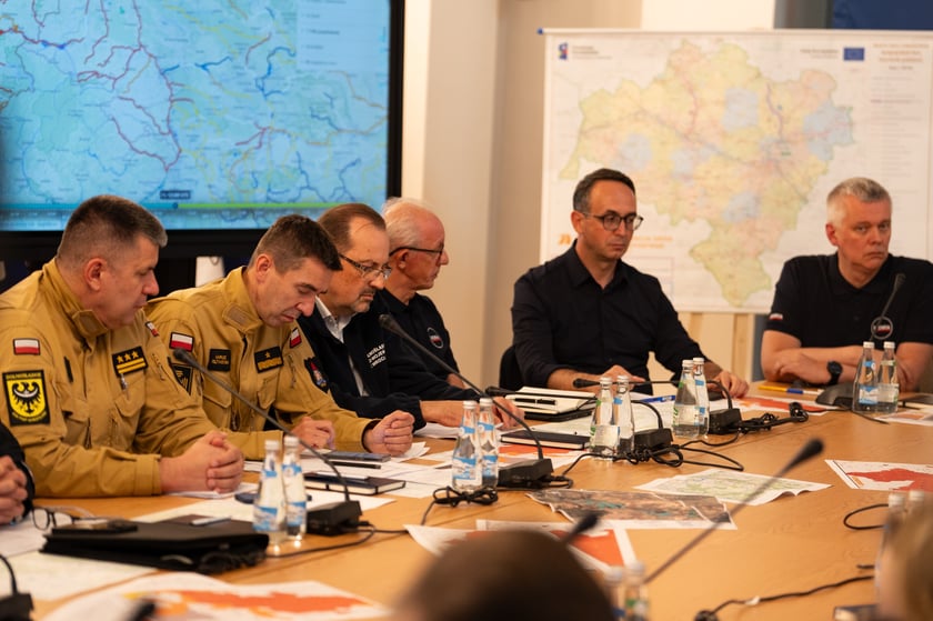 Premier i ministrowie uczestniczyli w poniedziałek 16 września w posiedzeniu sztabu kryzysowego w Urzędzie Wojewódzkim we Wrocławiu.