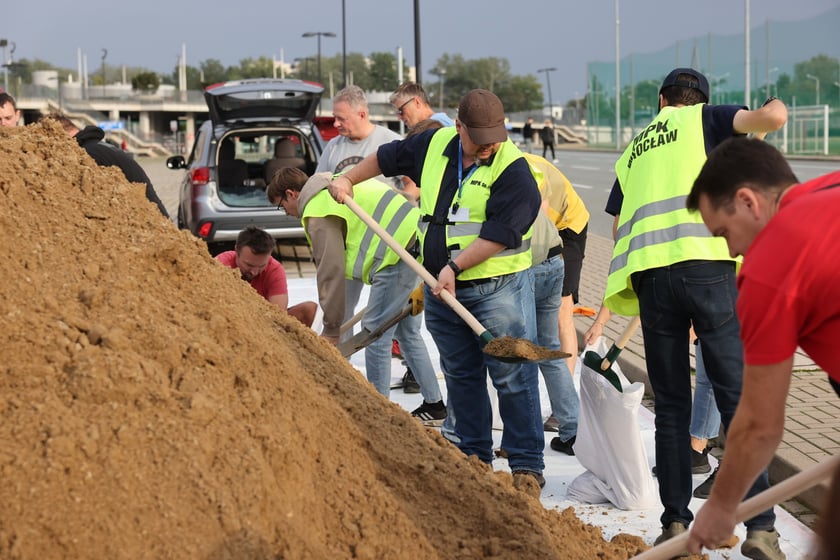 Wrocławianie odbierają piasek spod stadionu