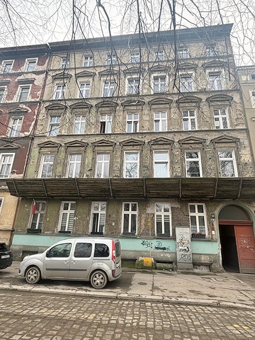 Kamienica przeznaczona do remontu w Projekcie Ptasia (program poWROty kamienic). Pl. Strzelecki 8