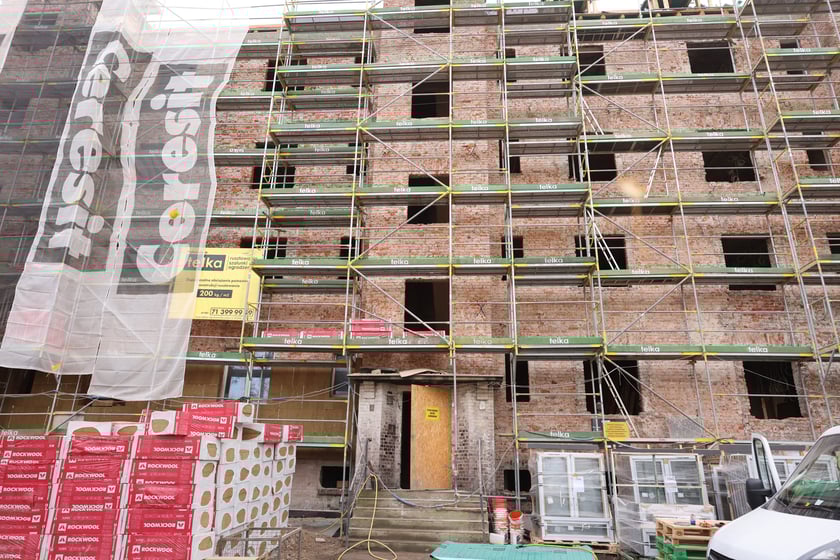 Budynek przy Wilczej ze skutą elewacją