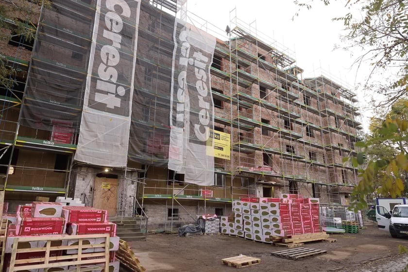 Budynek przy Wilczej ze skutą elewacją