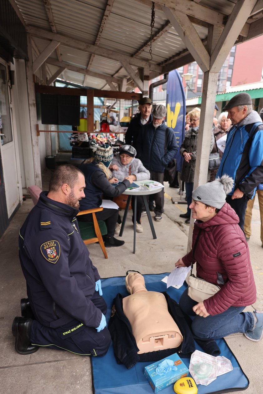 Wydawanie Karty Seniora na targowisku przy Niedźwiedziej, 07.11.2024