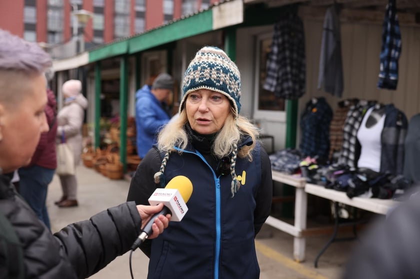 Wydawanie Karty Seniora na targowisku przy Niedźwiedziej, 07.11.2024. Jolanta Podsiadło z WCRS