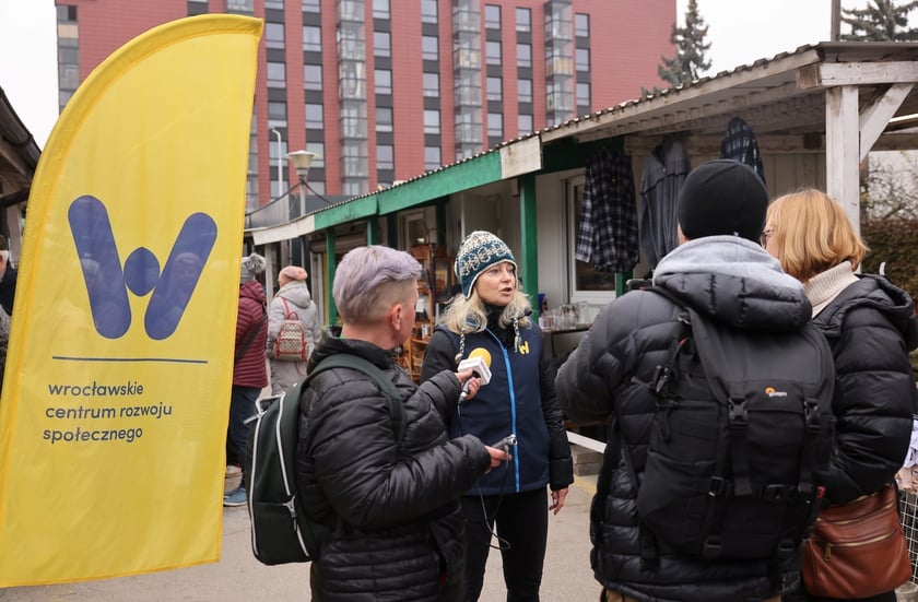 Wydawanie Karty Seniora na targowisku przy Niedźwiedziej, 07.11.2024
