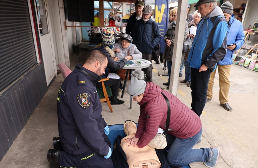 Wydawanie Karty Seniora na targowisku przy Niedźwiedziej, 07.11.2024