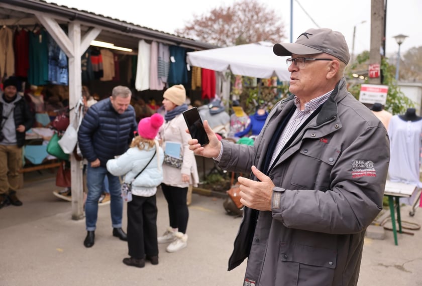 Wydawanie Karty Seniora na targowisku przy Niedźwiedziej, 07.11.2024