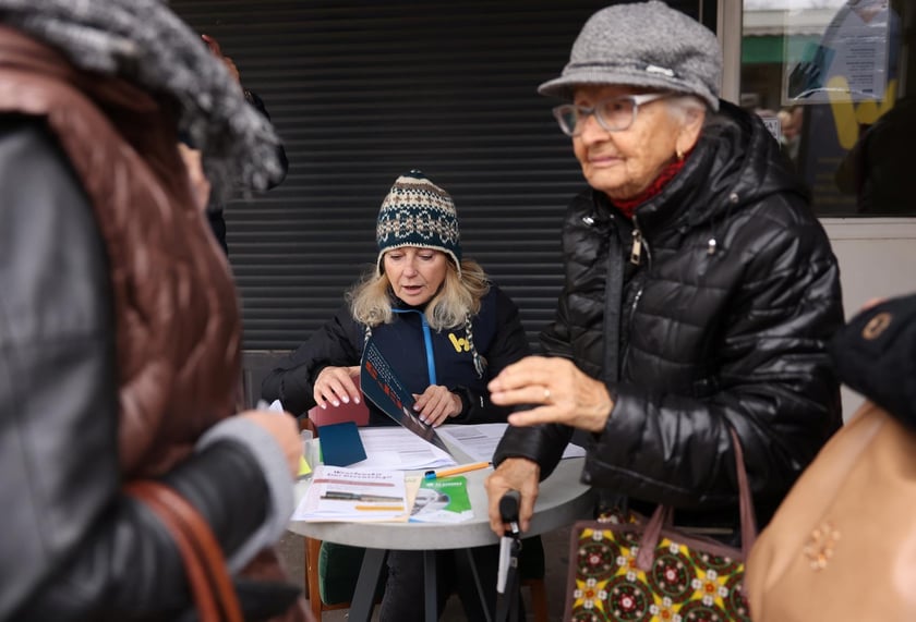 Wydawanie Karty Seniora na targowisku przy Niedźwiedziej, 07.11.2024