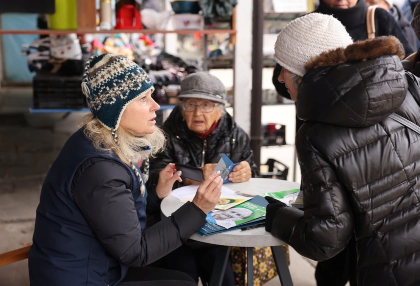 Wydawanie Karty Seniora na targowisku przy Niedźwiedziej, 07.11.2024