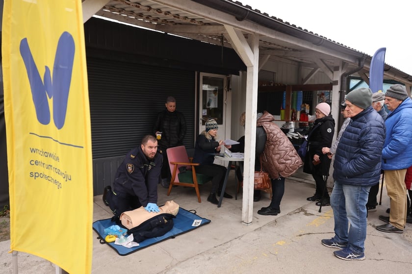 Wydawanie Karty Seniora na targowisku przy Niedźwiedziej, 07.11.2024