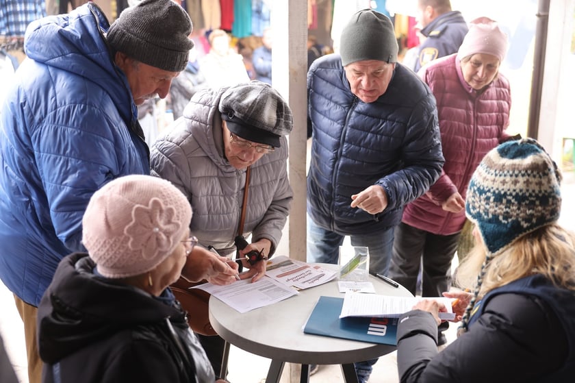 Wydawanie Karty Seniora na targowisku przy Niedźwiedziej, 07.11.2024
