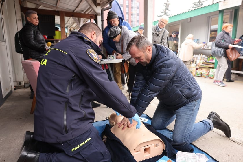 Wydawanie Karty Seniora na targowisku przy Niedźwiedziej, 07.11.2024