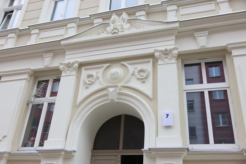 Nowo wyremontowana elewacja ul. Baryckiej 7 we Wrocławiu