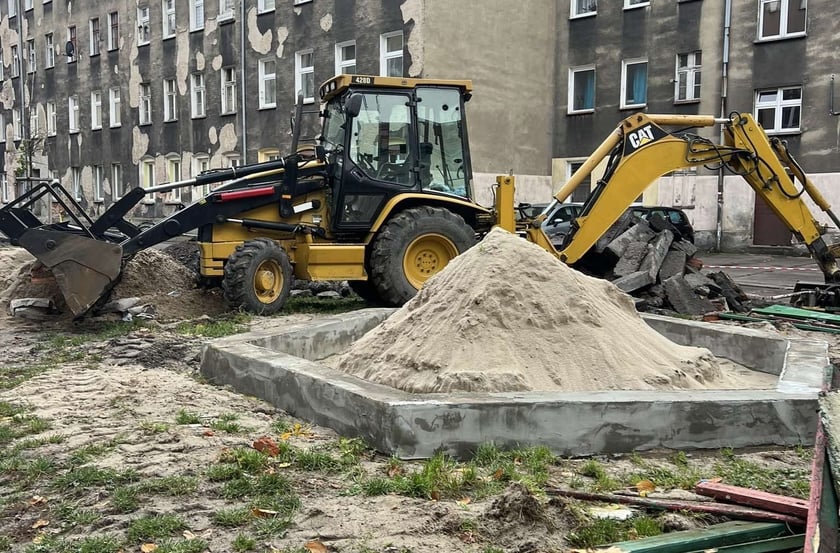 Rekultywacja skwerów, placyków i terenów zielonych w centrum Wrocławia.