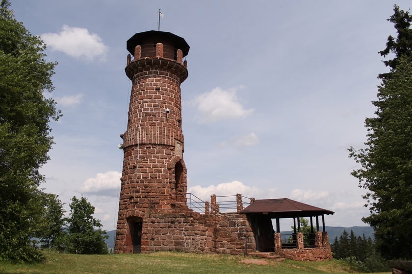 Odwiedź cztery niezwykłe wieże widokowe Wzgórz Włodzickich