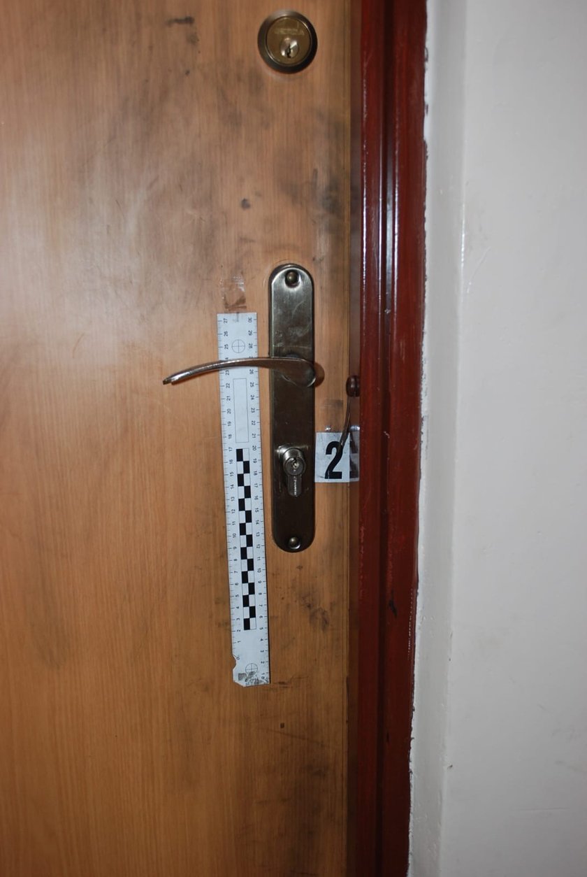 Zdjęcia wykonane przez technik&oacute;w kryminalistycznych, dokumentujące włamania