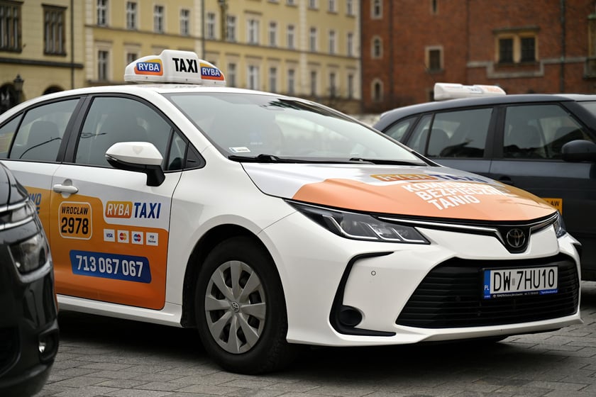 Legalna taksówka ? rusza nowa kampania we Wrocławiu. Zeskanuj kod, zanim wsiądziesz. Zdjęcia z oficjalnej konferencji prasowej