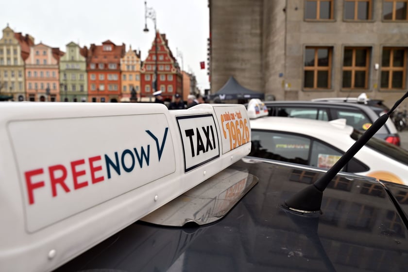 Legalna taksówka ? rusza nowa kampania we Wrocławiu. Zeskanuj kod, zanim wsiądziesz. Zdjęcia z oficjalnej konferencji prasowej