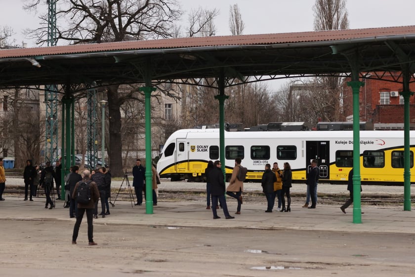 Regularne połączenia kolejowe z dworca Świebodzkiego mają zacząć kursować już w 2026 roku.