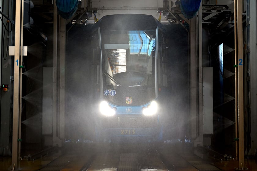 Tramwaj Moderus Beta (Protram 205 WrAs po modernizacji) na myjni w zajezdni Borek.