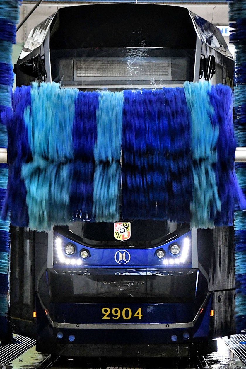 Tramwaj Moderus Beta na myjni w zajezdni Borek.