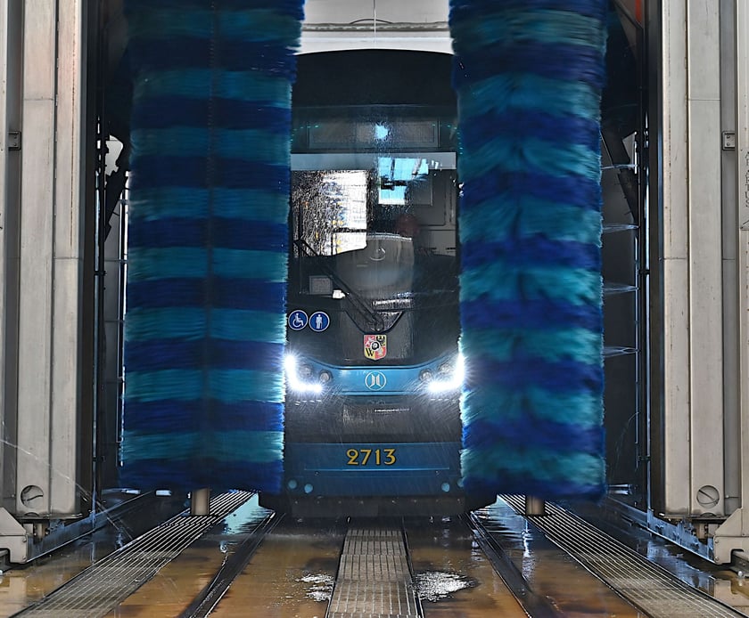 Tramwaj Moderus Beta (Protram 205 WrAs po modernizacji) na myjni w zajezdni Borek.