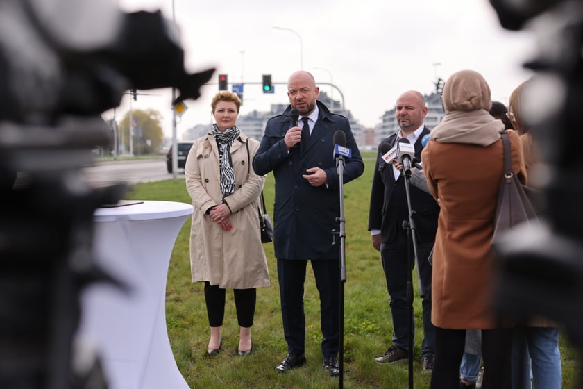 Konferencja prasowa z podpisania umowy na budowę trasy autobusowej na Jagodno.