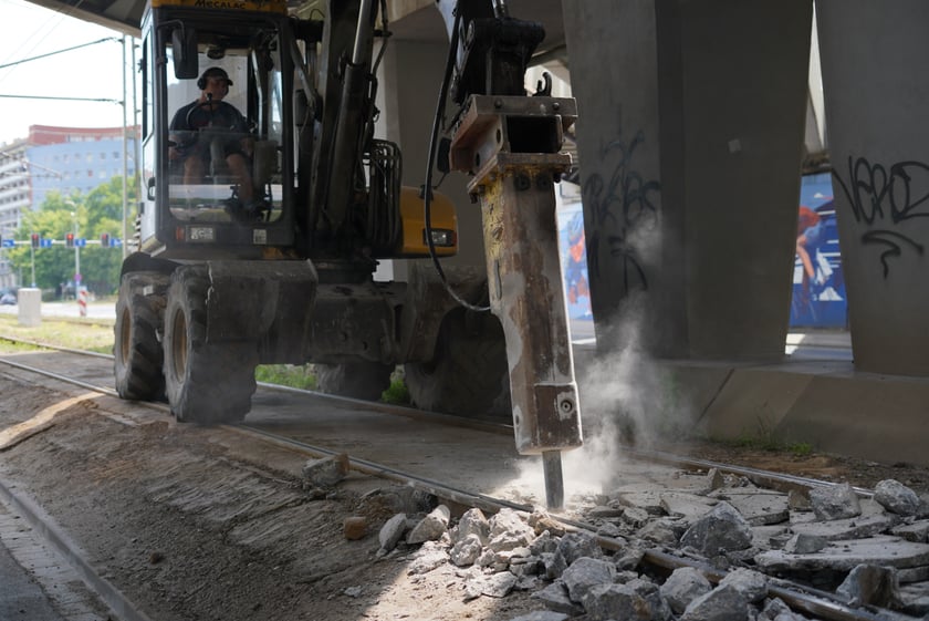 Remont torowiska na ul. Legnickiej. Prace ruszyły 18 czerwca