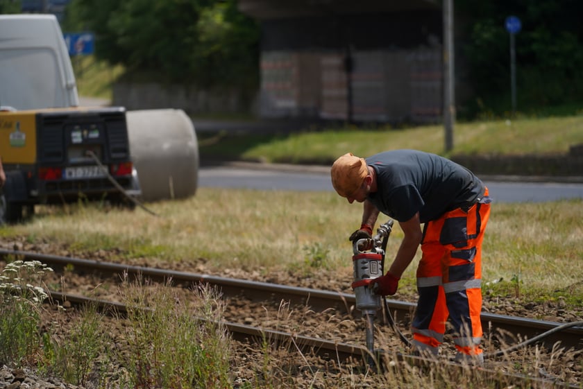 Remont torowiska na ul. Legnickiej. Prace ruszyły 18 czerwca