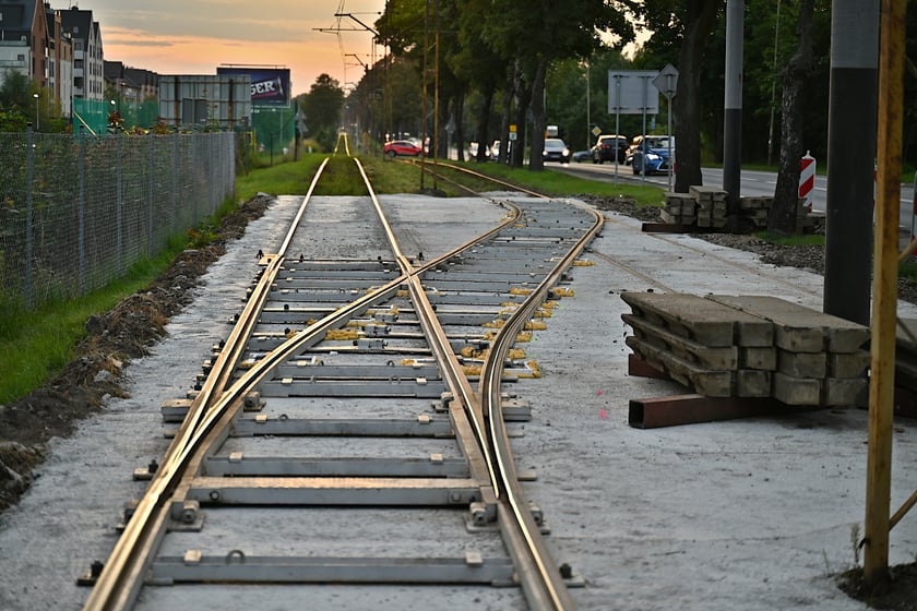 Remont torów na przejeździe przez ul. Kamiennogórską, na wysokości przystanku Kamiennogórska (ośrodek dla niewidomych).