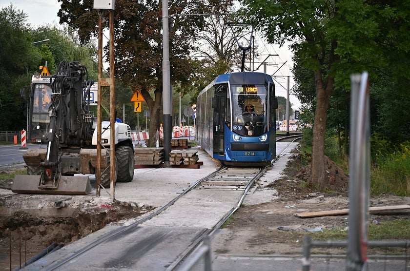 Remont torów na przejeździe przez ul. Kamiennogórską, na wysokości przystanku Kamiennogórska (ośrodek dla niewidomych).